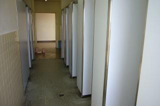 三宅小学校西館3階トイレ改造工事の写真