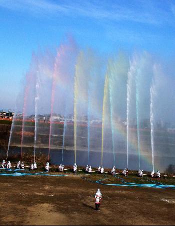 【銀賞】西口 貞一さんの作品「出初式虹色の放水」（撮影場所：大和川西運動広場）