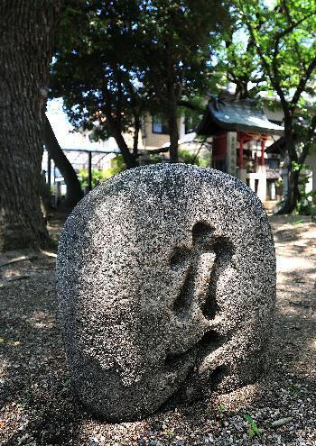 【魅力発見賞】野崎 幸次さんの作品「ロマンの石」（撮影場所：熱田神社）