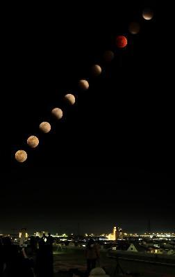 【審査員賞】吉田 允彦さんの作品「月食観測会」（撮影場所：新堂）
