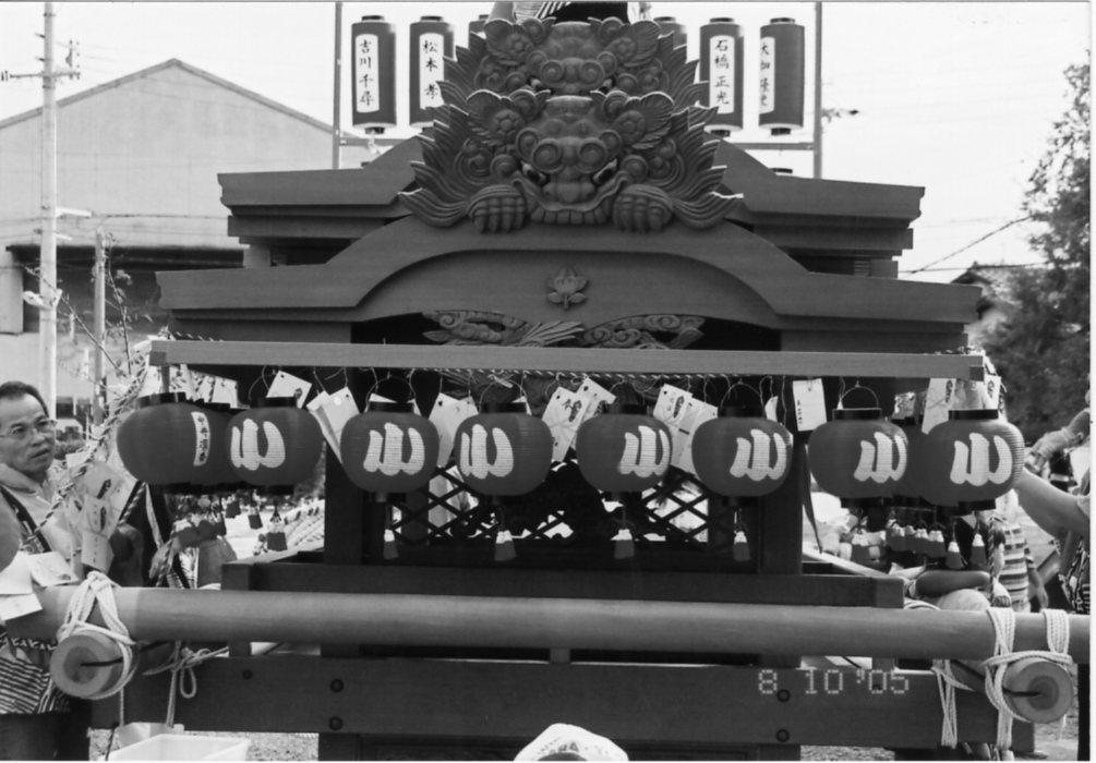 祭礼で飾られた小川・深居神社の地車の写真