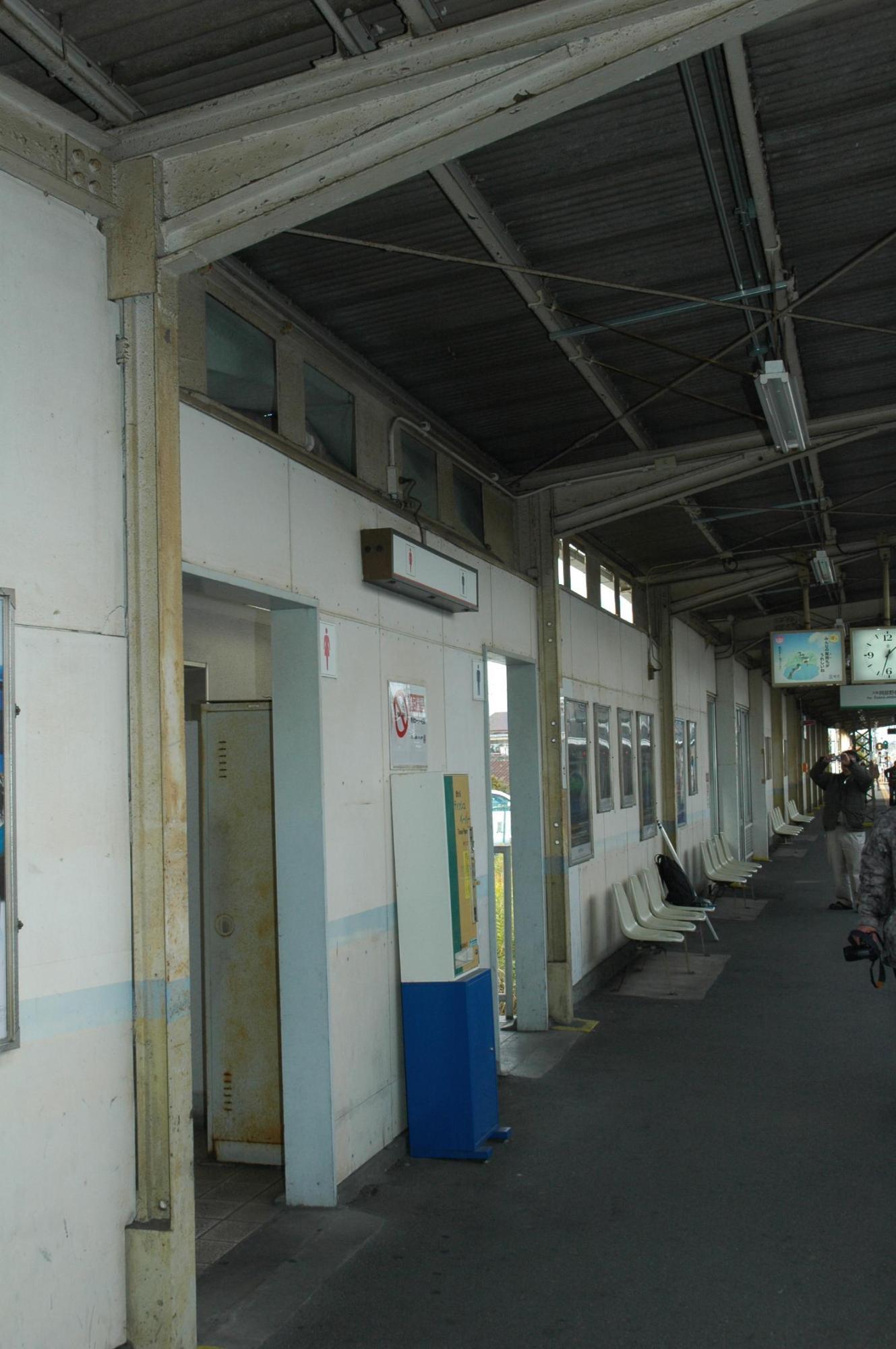 布忍駅上りホームに見られる刻印のある3本の支柱と屋根支えの古レールの画像