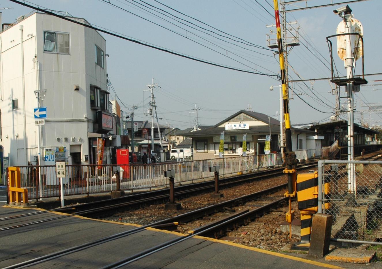 長尾街道の布忍第1号踏切から布忍駅を望む写真