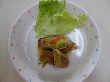 豚肉の野菜巻きりんごソース添えの写真