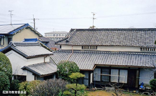 国登録有形文化財田中家住宅主屋と土蔵の写真