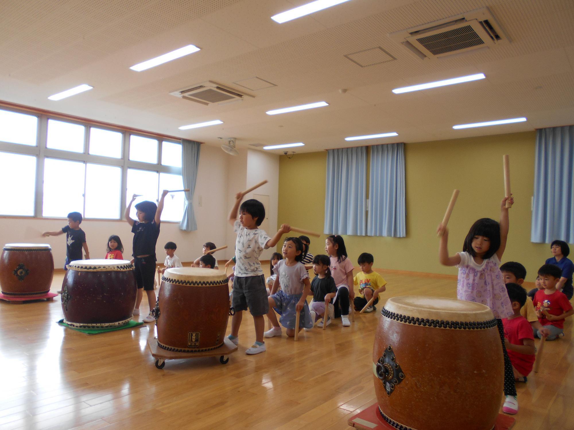 5歳ふじ組が太鼓の練習をしています。