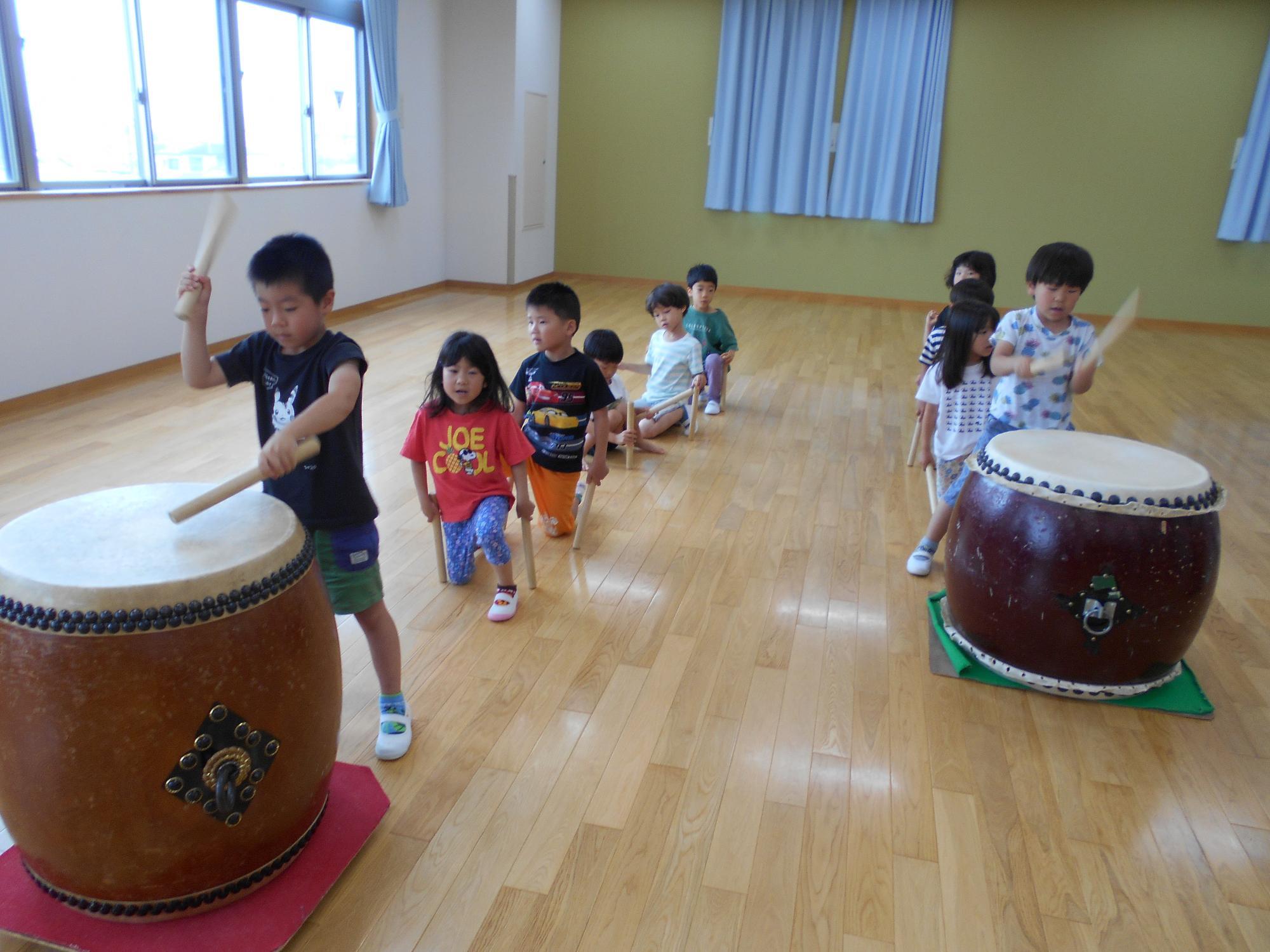 5歳ふじ組が太鼓の練習をしています。