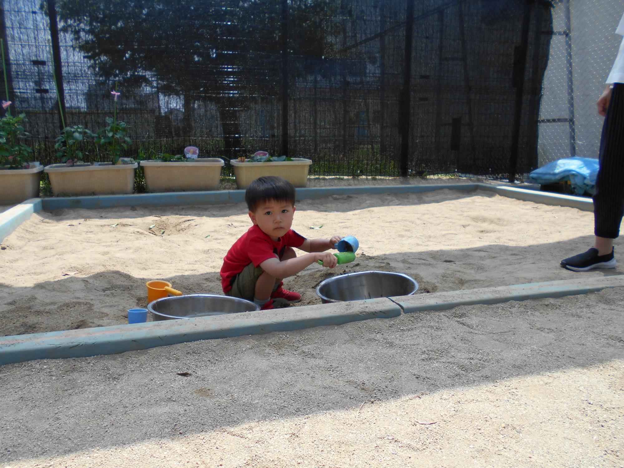 砂場で子どもが遊んでいます
