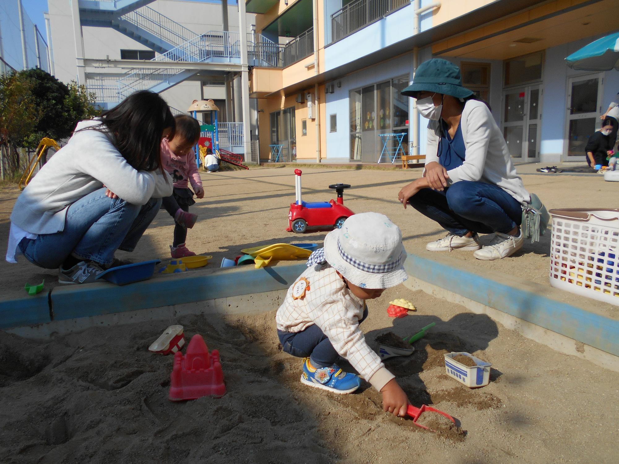 子どもが砂場で遊んでいます