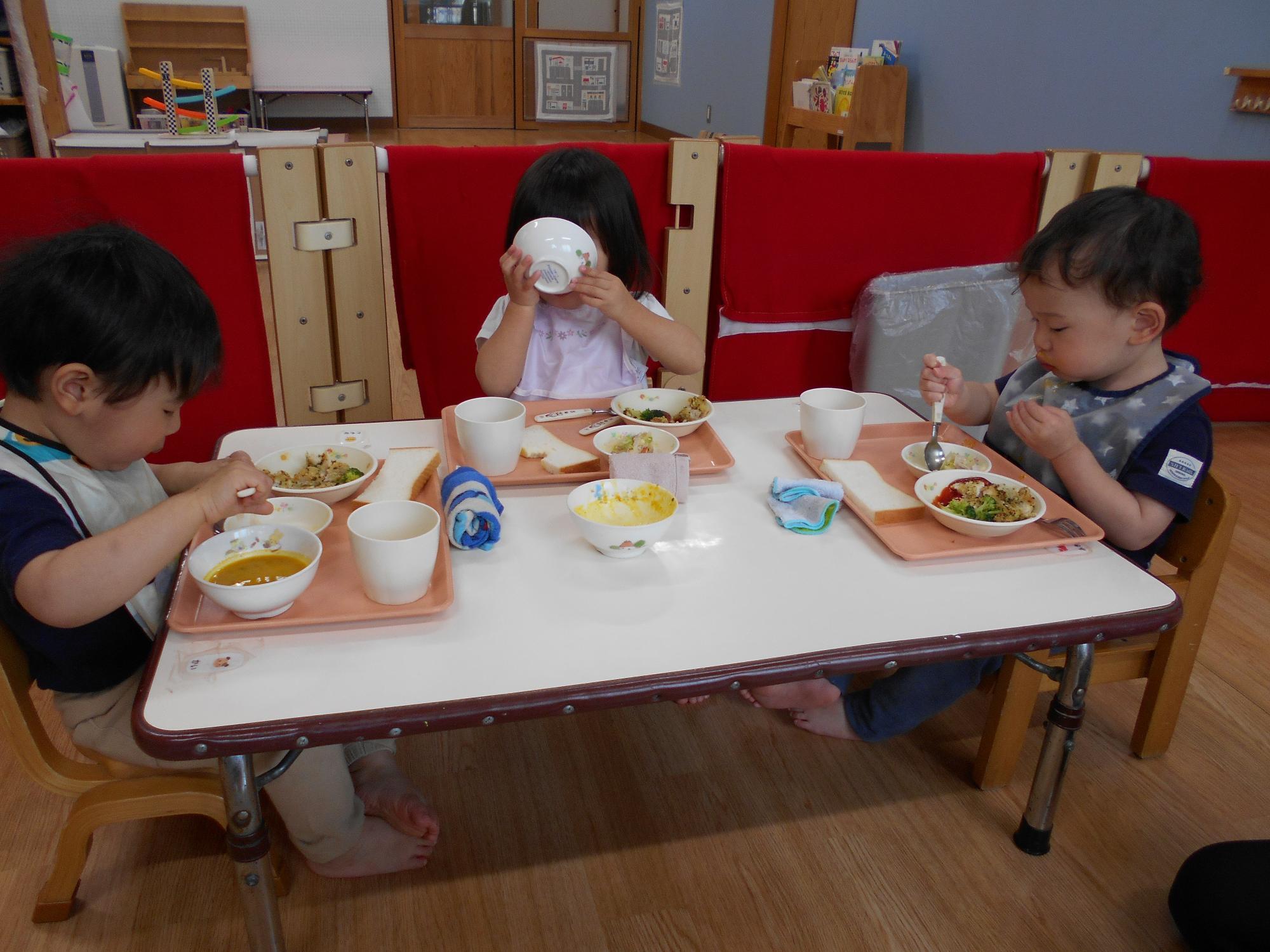 1歳児が昼食を食べています