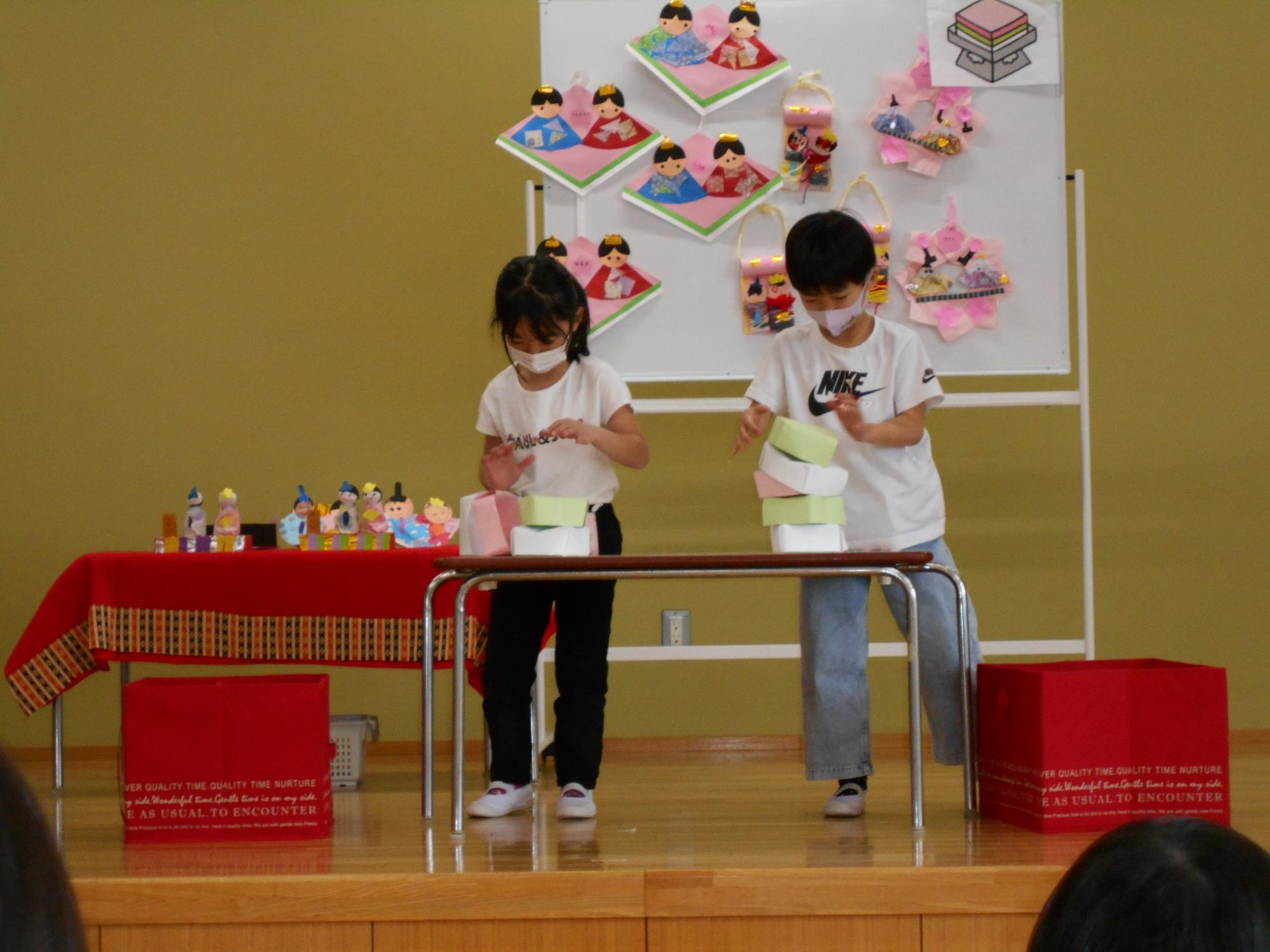 子ども達が菱餅積み競争のゲームをしています