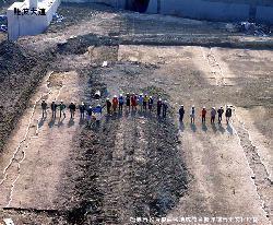 難波大道で子どもたちが手をつないで一直線に並んでいる写真