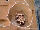 別所遺跡・奈良時代の井戸跡（上層での遺物の出土状況）の写真