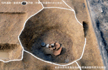 別所遺跡・奈良時代の井戸跡（中層での遺物の出土状況）の写真